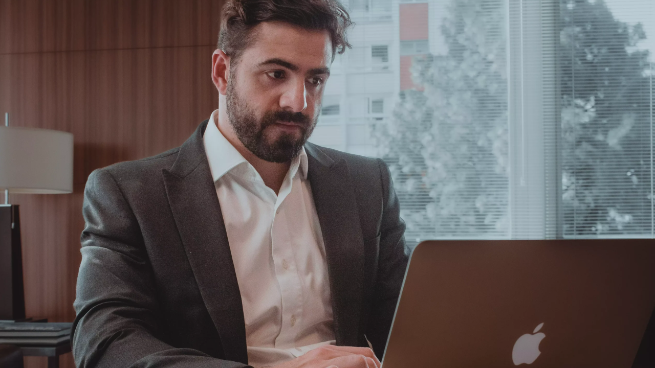 Advogado trabalhista para cuidadores de idosos: entenda quando buscar ajuda, como funciona o custo e o que levar na primeira consulta. Advogado trabalhista para empregados domésticos: entenda quando buscar ajuda, quanto custa e como provar seus direitos na Justiça.